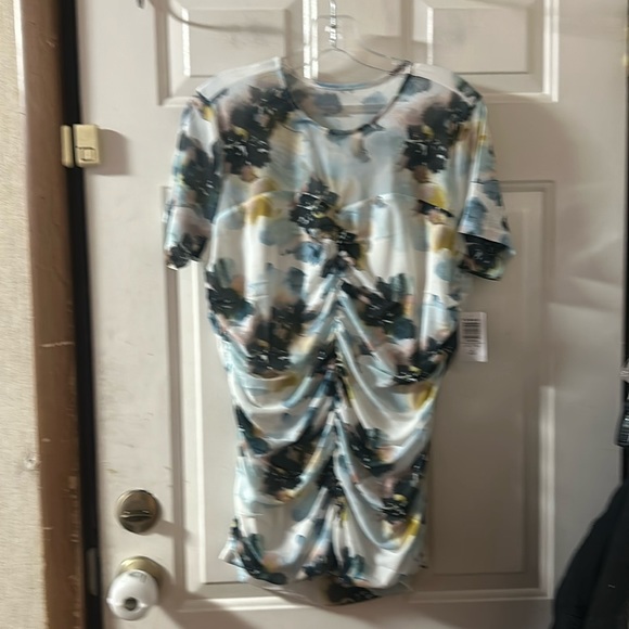 TORRID Stretch Mesh Crew Neck Ruched Top: MULTI FLORAL PRINT: NWT: SIZE 1 - Picture 2 of 5